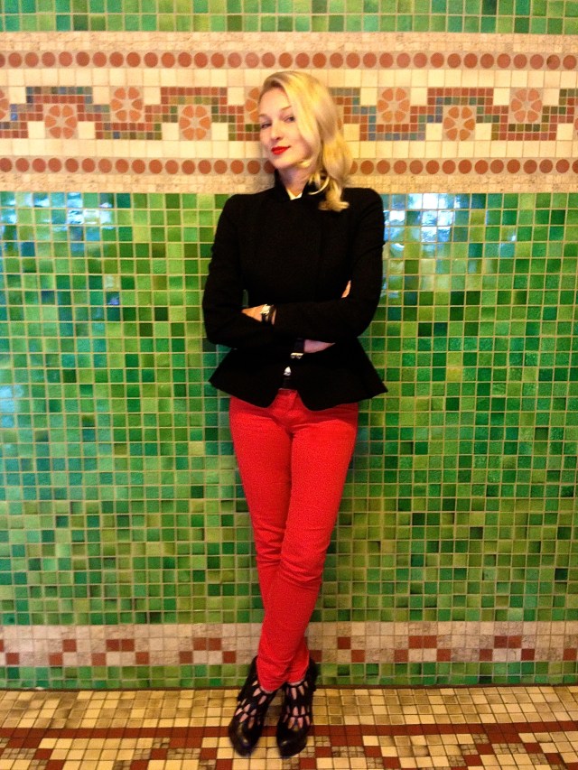 Posing by the colourful wall of the Jüdische Mädchenschule, a landmark of the New Objectivity movement. Today it houses a handful of hip eateries and galleries