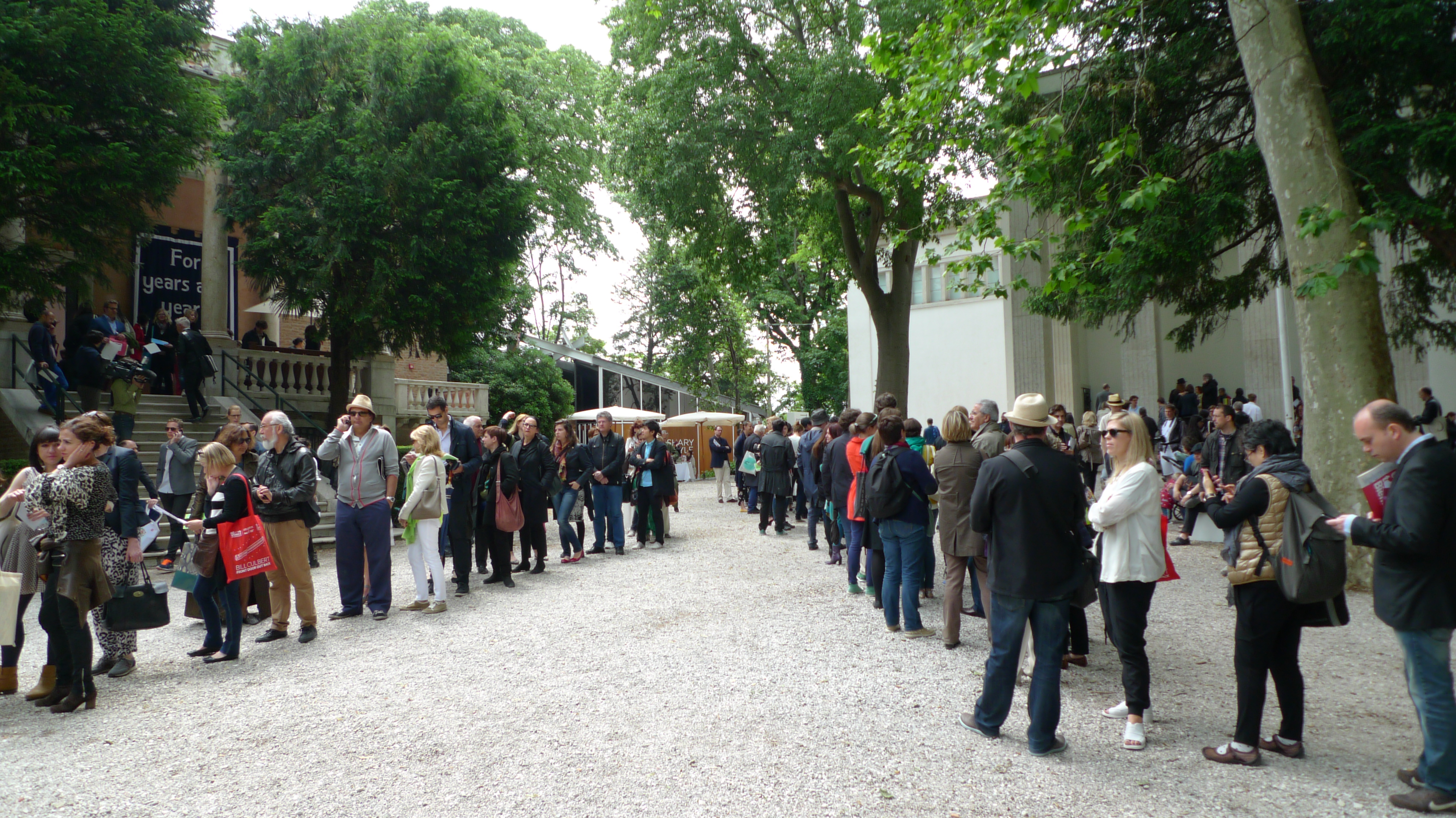 Endless queues at the French and German pavilions